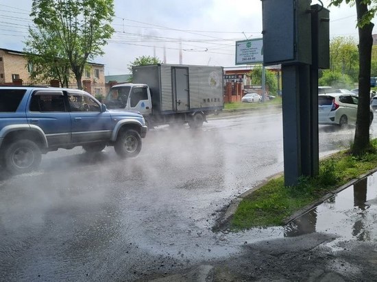 Горячая вода снова затопила дорогу и тротуары Владивостока