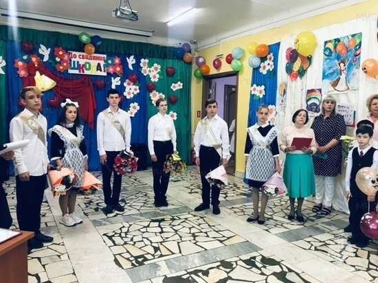 В Орле сотрудники МЧС поздравили с окончанием школы детей из ДНР и ЛНР