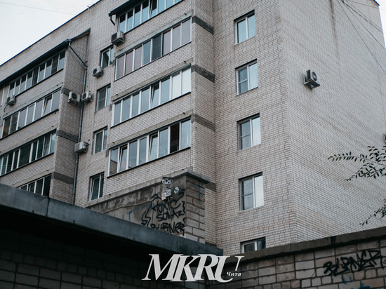 Мужчина сорвался с балкона пятиэтажки в Краснокаменске
