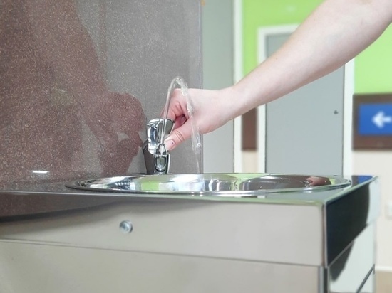 В поликлинике Губкинского установили питьевой фонтанчик вместо кулеров