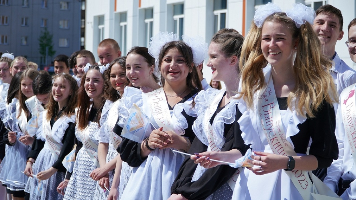 В Новосибирске звенят последние звонки для выпускников: 25 ярких и трогательных фото с линейки