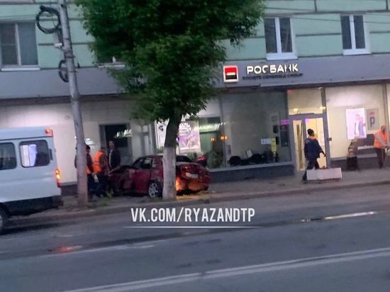 На Первомайском проспекте в Рязани автомобиль въехал в здание Росбанка
