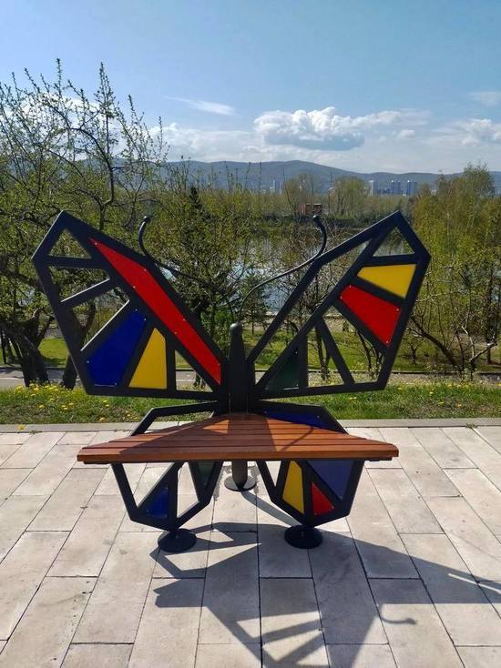 Красноярка указала мэру на новый арт-объект с «символикой флага Украины»
