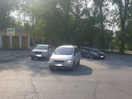 В Новосибирске автомобиль Subaru сбил 17-летнюю девушку на пешеходном переходе