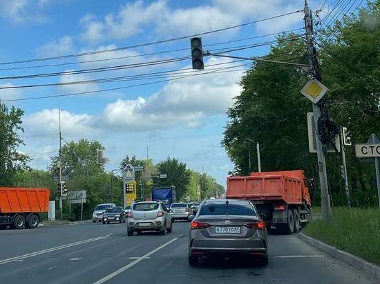 На пересечении улицы Рязанской и Куйбышевского шоссе второй день не работает светофор