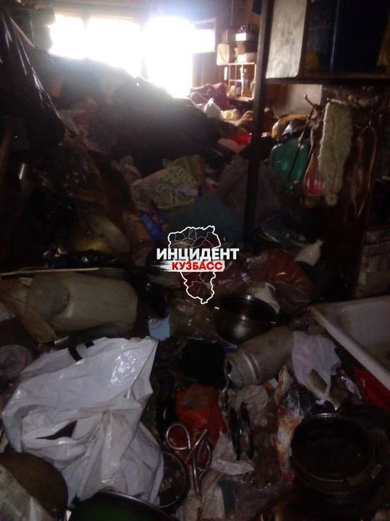 «Кузбасский Плюшкин»: кемеровчане пожаловались на «обросшего» мусором соседа
