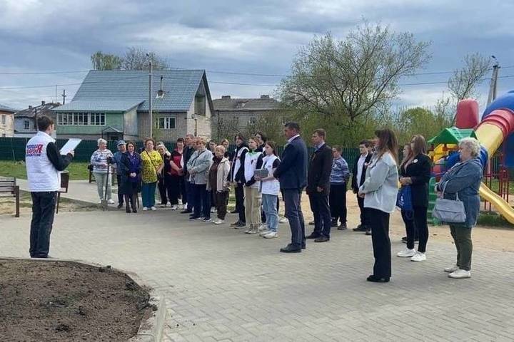 Активисты Шарьинского местного отделения «Молодой Гвардии Единой России» организовали высадку деревьев в рамках международной акции «Сад памяти»