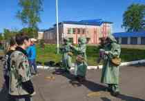 С 15 по 19 мая десятиклассники Биробиджана прошли пятидневные военные сборы. Школьники отрабатывали нормативы по огневой подготовке, изучали устройство АК-74 и не только. 