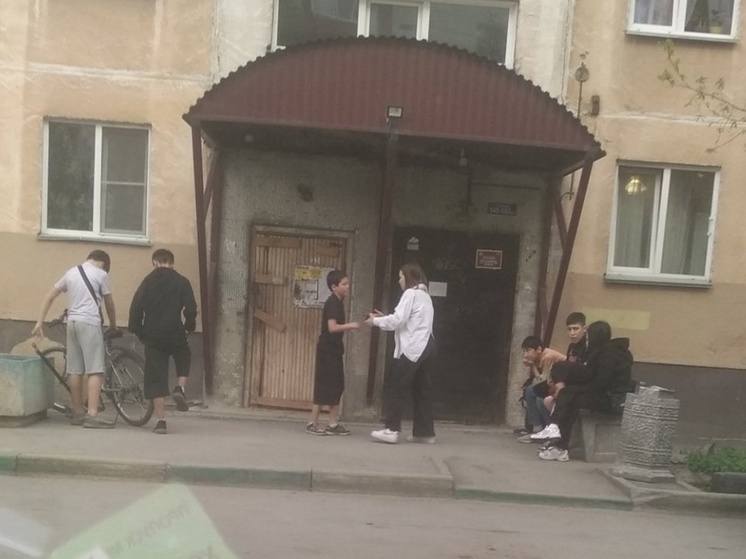 Жители "Золотой Нивы" в Новосибирске пожаловались на шайку агрессивных подростков