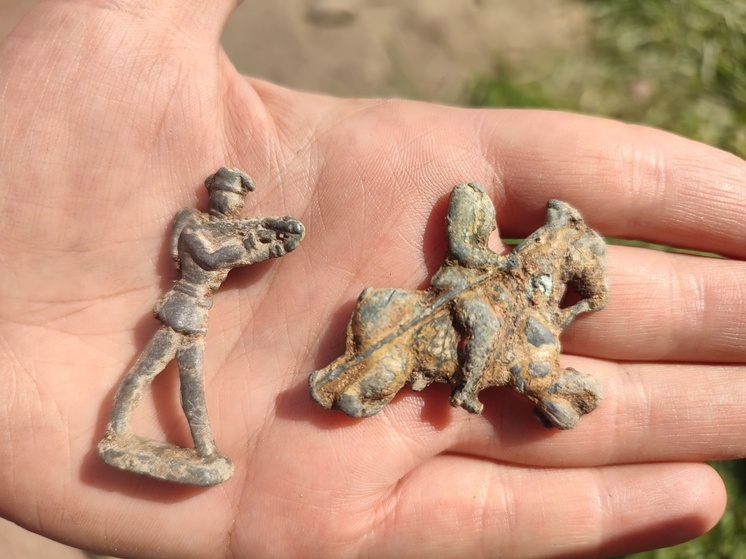 Двух оловянных солдатиков XX века нашли археологи на раскопках в Печорах