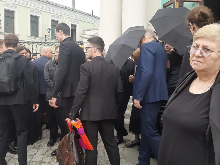 Диану Гурцкая при выносе гроба с телом Петра Кучеренко закрыли огромными черными зонтами