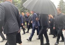 Сотни людей собрались проститься с замминистра образования Петром Кучеренко на Троекуровское кладбище в Москве