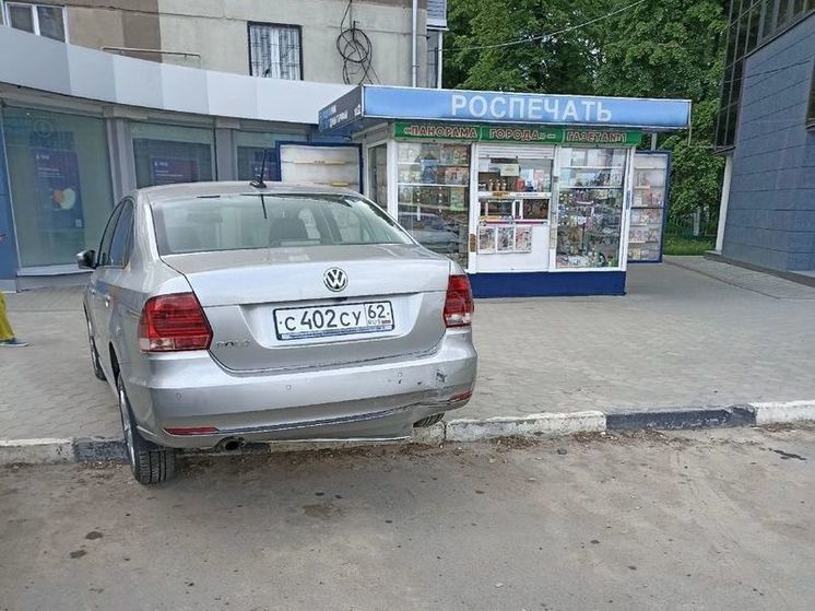 На улице Гагарина в Рязани неизвестный врезался в припаркованный автомобиль