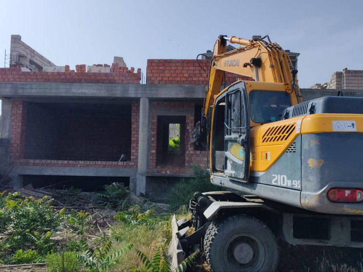 В Махачкале продолжается демонтаж незаконных строений