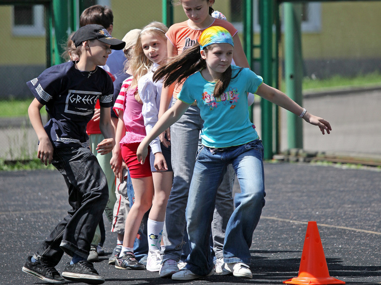 Детям подмосковных участников СВО предоставят бесплатную путёвку в летние лагеря