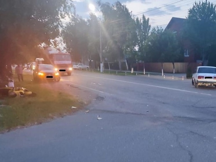 В Усть-Лабинске в столкновении мотоцикла и отечественной легковушки пострадал человек