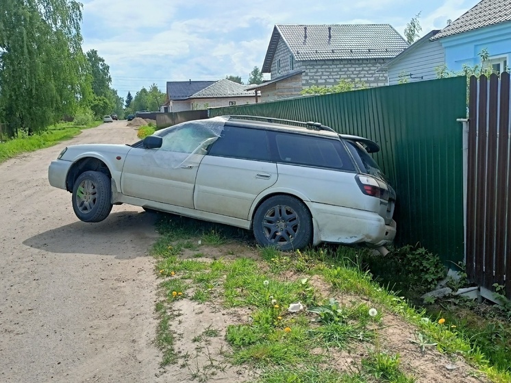 В Тверской области над канавой три дня висит брошенная иномарка