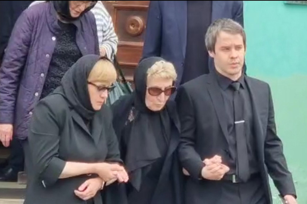 Гурцкая закрыли зонтами, маму вели под руки: кадры похорон Петра Кучеренко