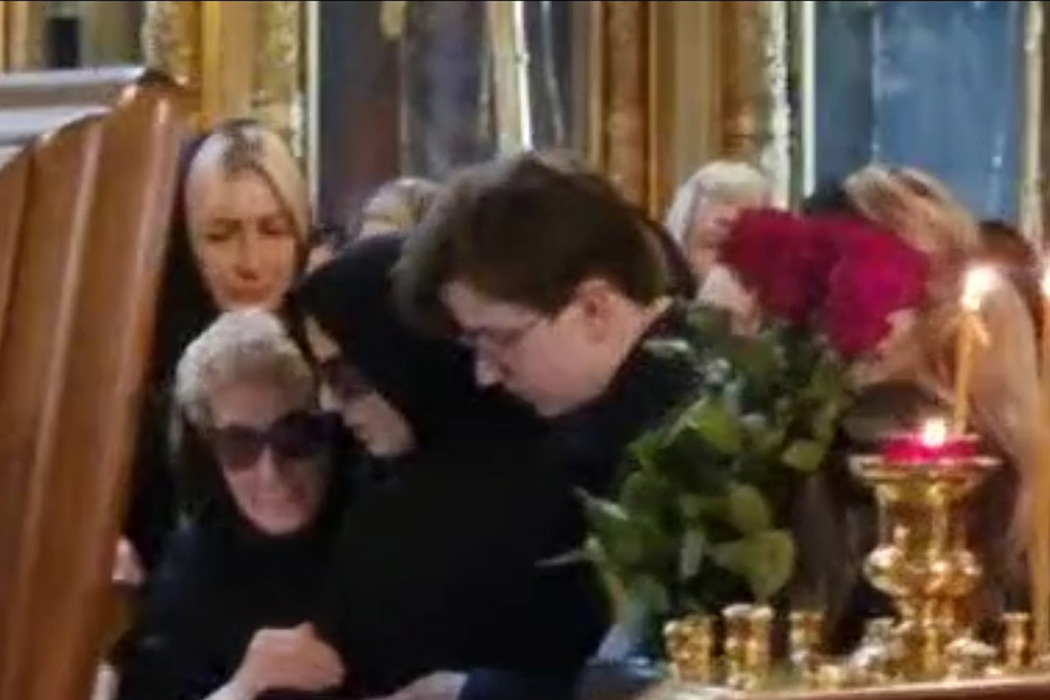 Гурцкая закрыли зонтами, маму вели под руки: кадры похорон Петра Кучеренко