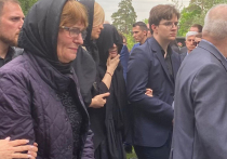 На Троекуровском кладбище закончилась прощание с Петром Кучеренко, супругом певицы Дианы Гурцкая