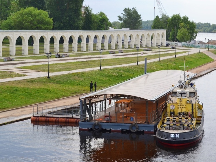 Возле Ярославова дворища в Великом Новгороде началась установка причала