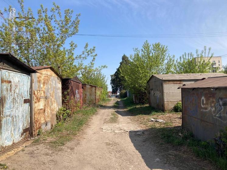 Жители Новосибирска в течение 13 лет просят убрать гаражи, где изнасиловали двух школьниц