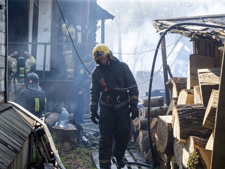 Чиновники выехали на место крупного пожара в жилом квартале Архангельска
