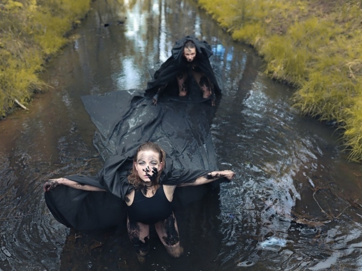 Актеры искупались в реке с нефтепродуктами в поселке Пыра под Дзержинском