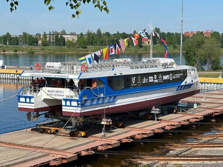 Поляков поздравил Средне-Невский завод со спуском на воду скоростного пассажирского катамарана «Форт Петр I»