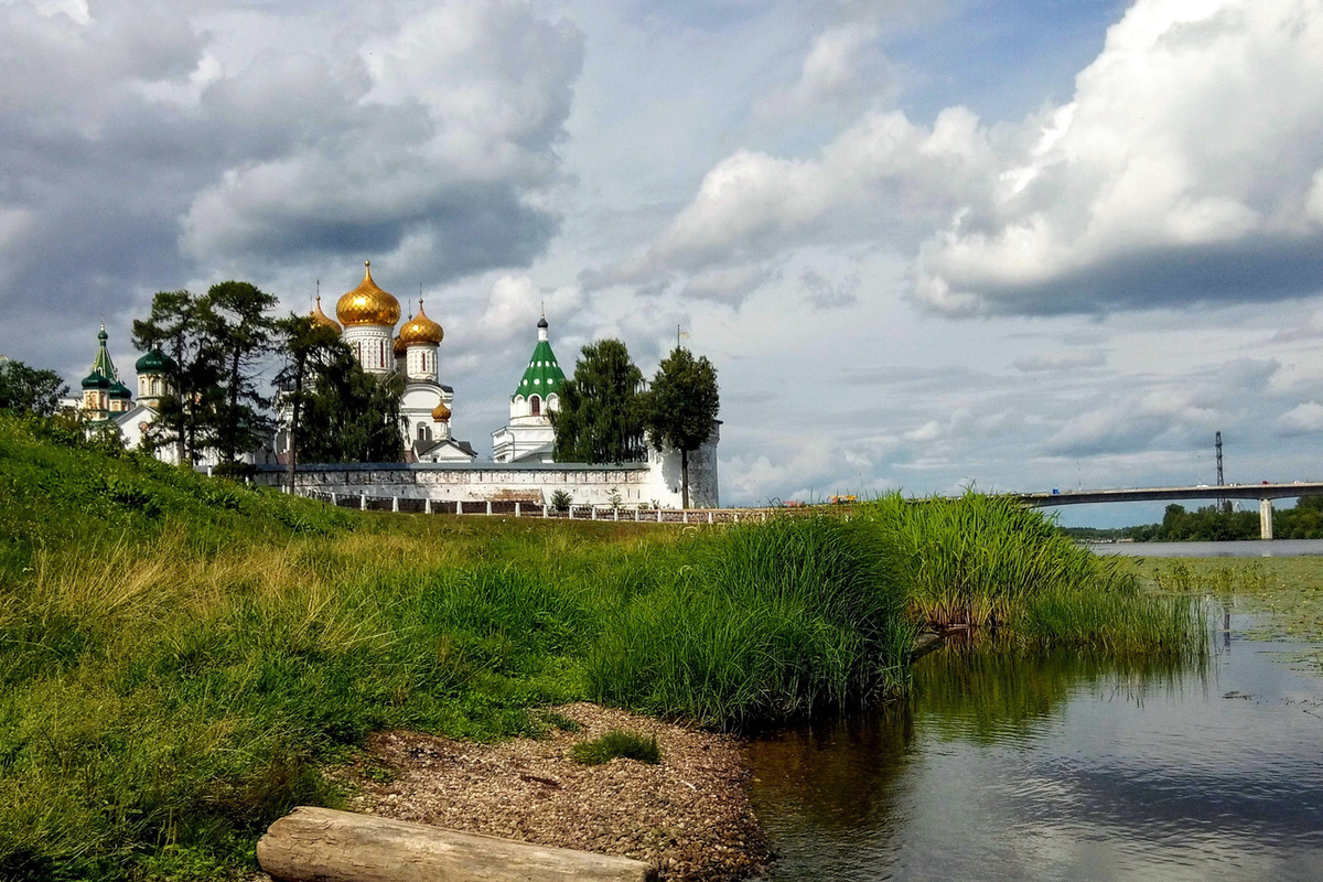 В эту субботу жителей Костромы приглашают к Ипатьевскому монастырю на на эко-субботник  «Чистый берег»