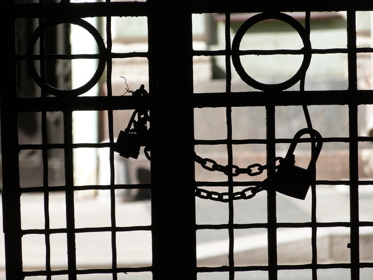 В Калининграде мужчина пытался украсть городские металлические ворота