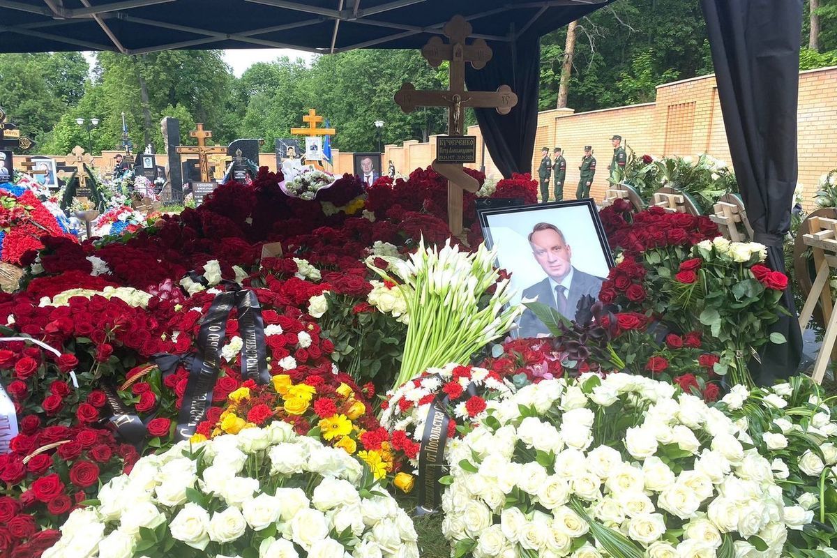 Причина смерти петра кучеренко мужа дианы. Троекуровское кладбище в Москве. Некрополь на Троекуровском кладбище.