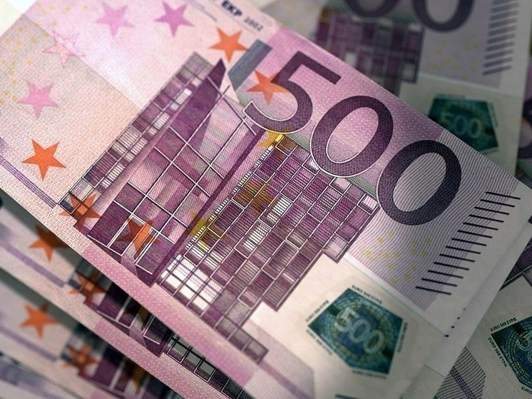 Официальный курс евро снизился на 35 копеек
