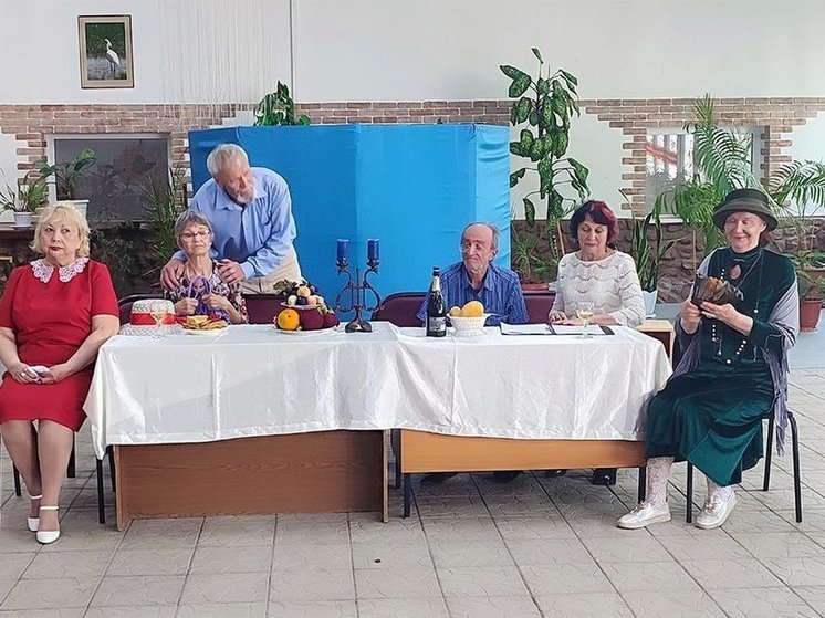 В Астрахани «Серебряные» волонтёры презентовали спектакли в центре «Русь»