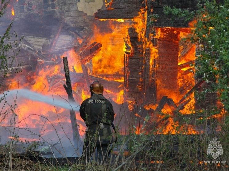 В результате пожара в деревянном квартале в центре Архангельска никто не пострадал