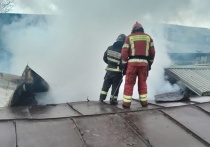Заполярные пожарные боролись с огнем в жилом доме в Умбе. К счастью, обошлось без пострадавших.