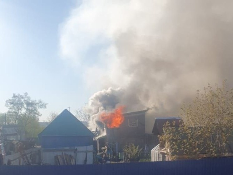 Жилой дом горел отрытым пламенем на площади 250 «квадратов» на Сахалине