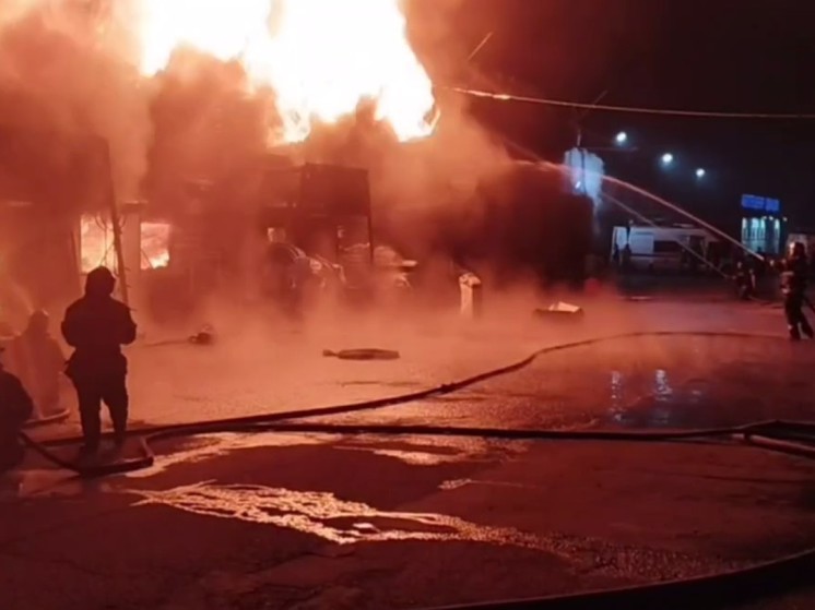 Пожар площадью 1200 "квадратов" полыхает на строительном рынке в Одинцово