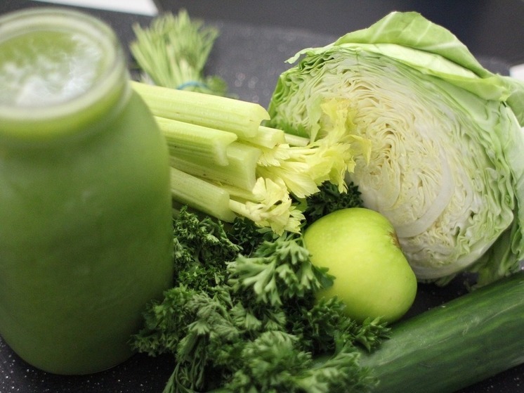 Сельдерей, зеленое яблоко, кинза: легкий салат на лето для худеющих