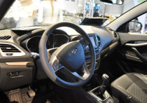АвтоВАЗ объявил цену на свою новую модель Lada Vesta. Эти произведенные в 2023 году в Тольятти автомобили скоро поступят к дилерам по рекомендованной розничной цене (РРЦ) в размере около 1,24 миллиона рублей за версию седана в комплектации Comfort. 
