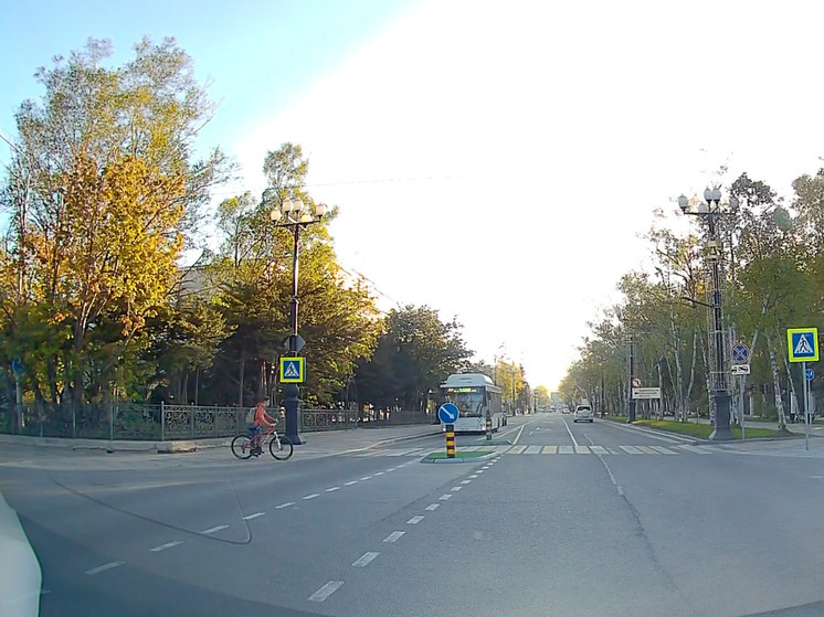 Велосипедист выскочил на дорогу перед автобусом в Южно-Сахалинске