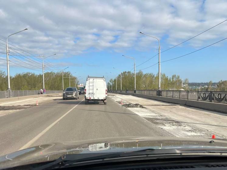 В Красноярске водителей предупредили об утренней пробке на Коммунальном мосту