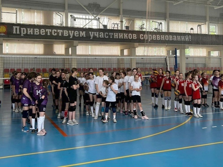 В Серпухове прошел праздничный турнир по волейболу