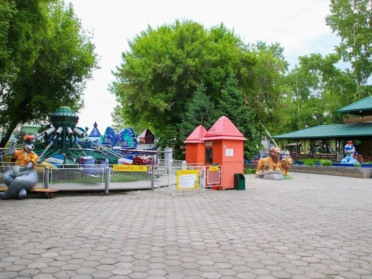 Для детей и не только: какие парки работают в Барнауле и сколько стоит покататься на аттракционах