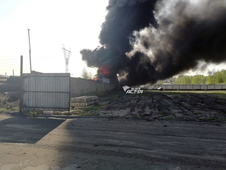 В Новосибирске опубликовали фото пламени и столбов дыма в промзоне Первомайского района