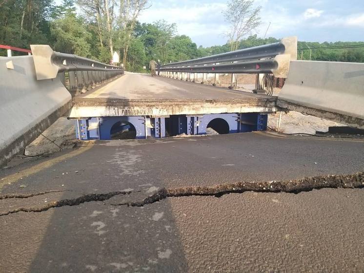В Мостовском районе из-за подъёма уровня воды в реке повреждён временный мост