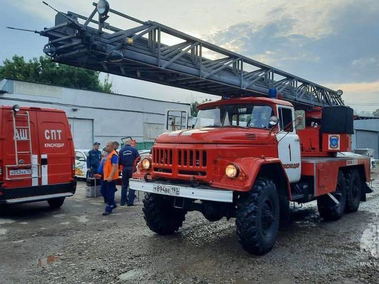 В Краснодаре ночью пожарные тушили крупное возгорание на складах