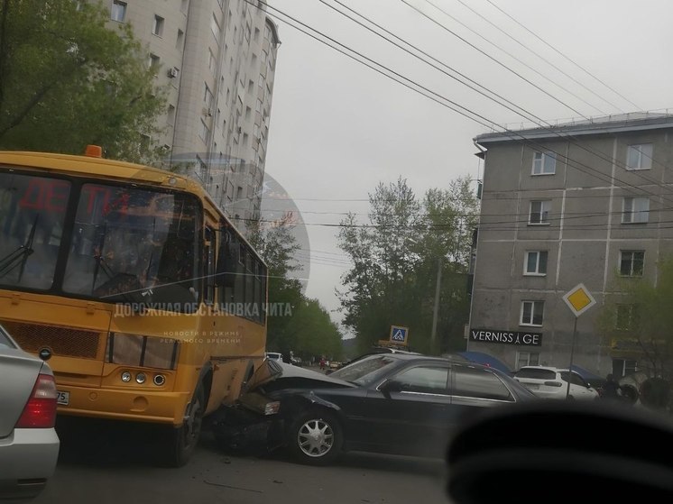 ДТП с участием школьного автобуса произошло на Кастринской в Чите