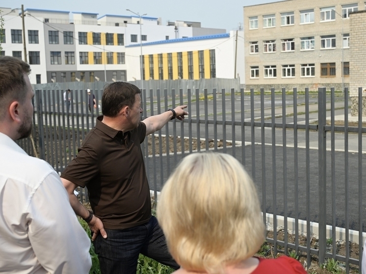 Евгений Куйвашев оценил темпы строительства нового образовательного учреждения в Косулино