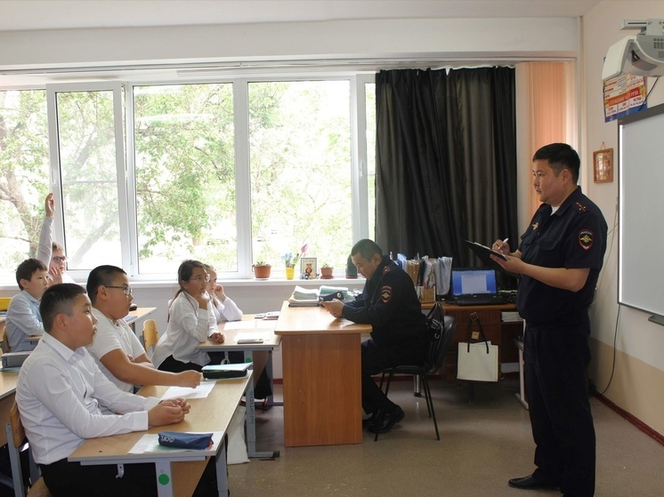 Полицейские Калмыкии провели для школьников урок-акцию "Твоя пятерка безопасности»